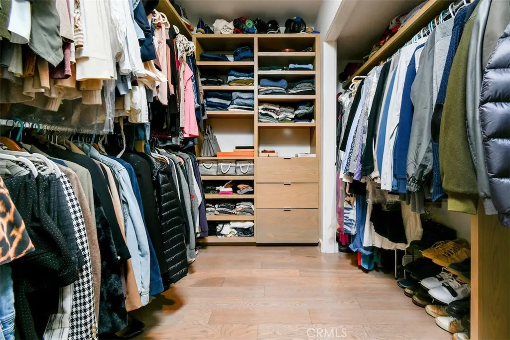 Los Angeles, California 90046, United States, 2 Bedrooms Bedrooms, ,3 BathroomsBathrooms,Residential,Active,211385