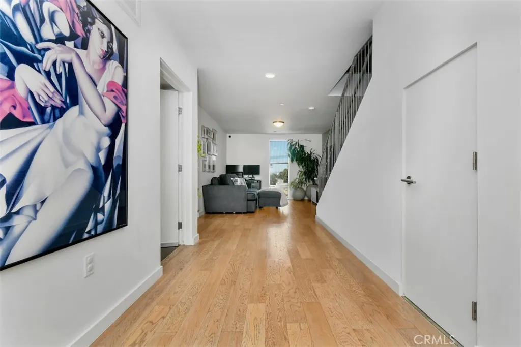 Los Angeles, California 90046, United States, 2 Bedrooms Bedrooms, ,3 BathroomsBathrooms,Residential,Active,211385