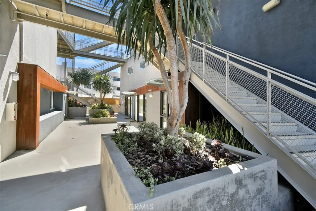 Los Angeles, California 90046, United States, 2 Bedrooms Bedrooms, ,3 BathroomsBathrooms,Residential,Active,211385