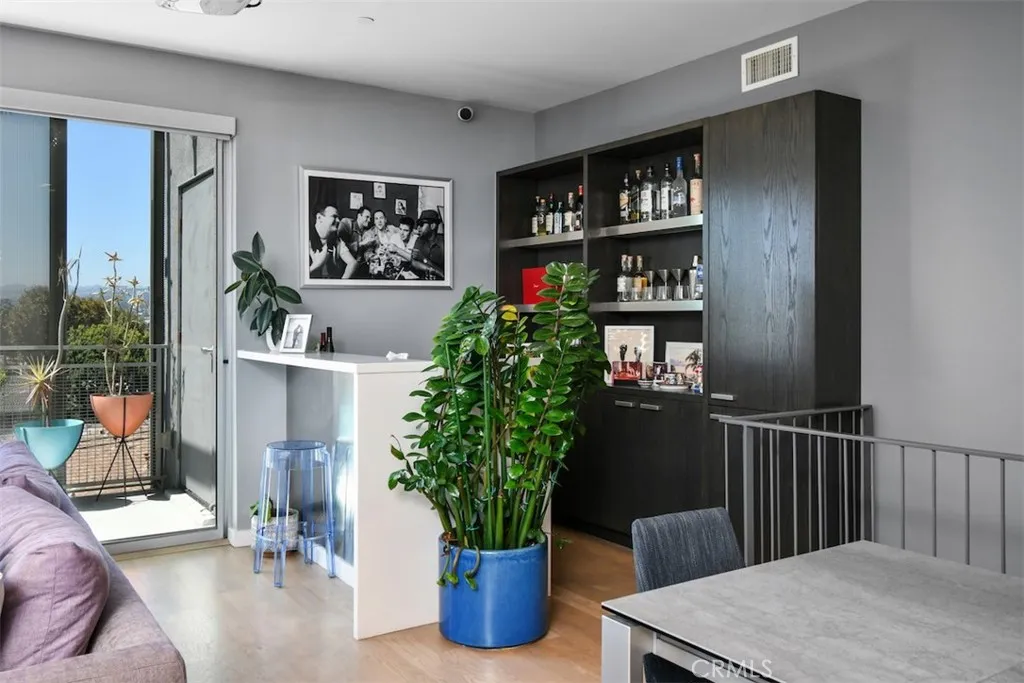 Los Angeles, California 90046, United States, 2 Bedrooms Bedrooms, ,3 BathroomsBathrooms,Residential,Active,211385