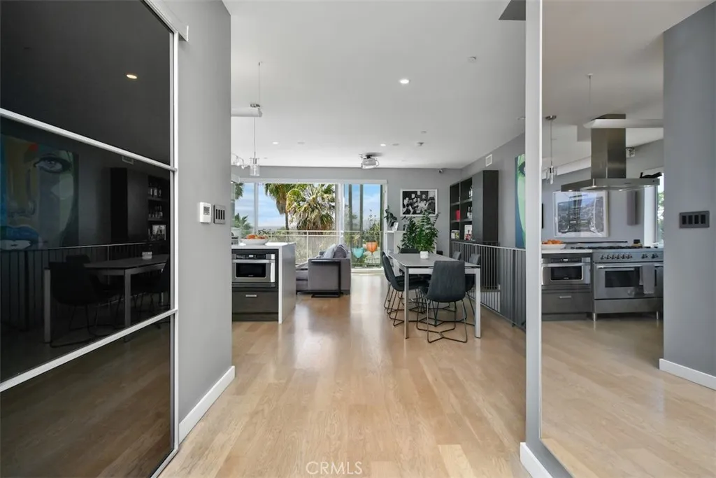 Los Angeles, California 90046, United States, 2 Bedrooms Bedrooms, ,3 BathroomsBathrooms,Residential,Active,211385