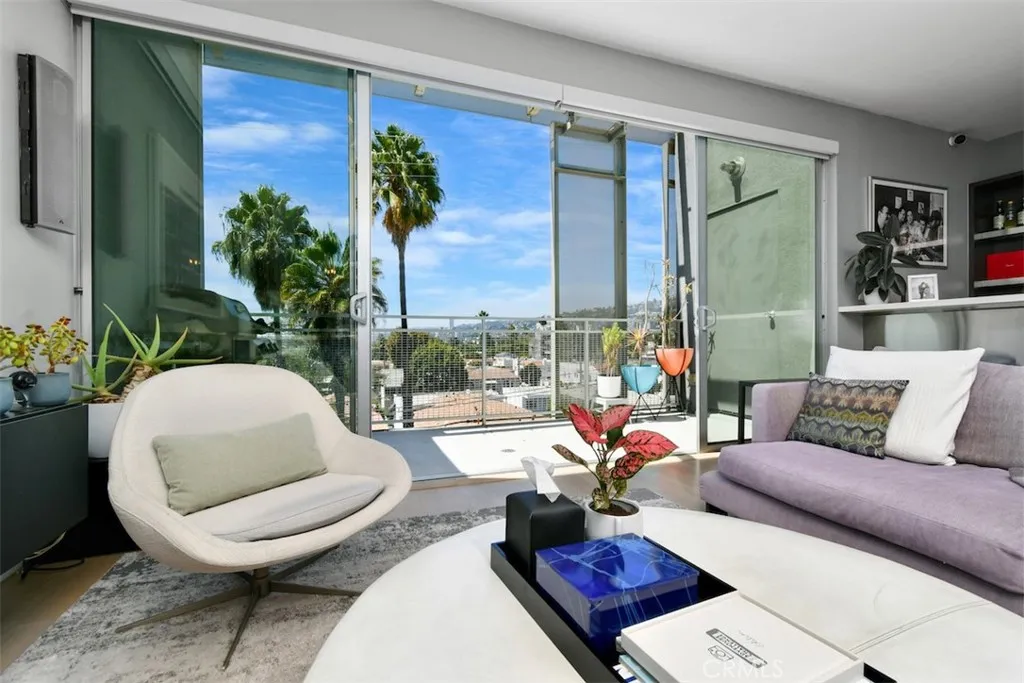 Los Angeles, California 90046, United States, 2 Bedrooms Bedrooms, ,3 BathroomsBathrooms,Residential,Active,211385