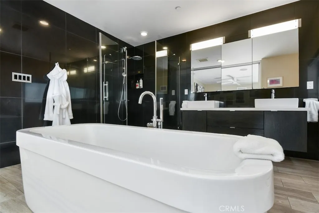 Los Angeles, California 90046, United States, 2 Bedrooms Bedrooms, ,3 BathroomsBathrooms,Residential,Active,211385