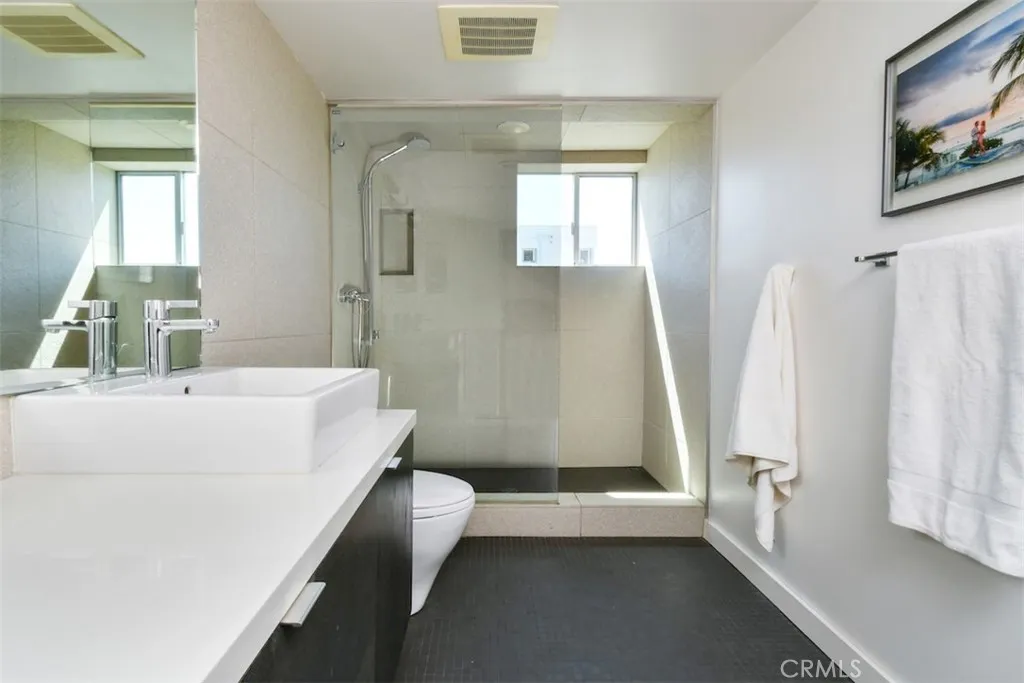 Los Angeles, California 90046, United States, 2 Bedrooms Bedrooms, ,3 BathroomsBathrooms,Residential,Active,211385