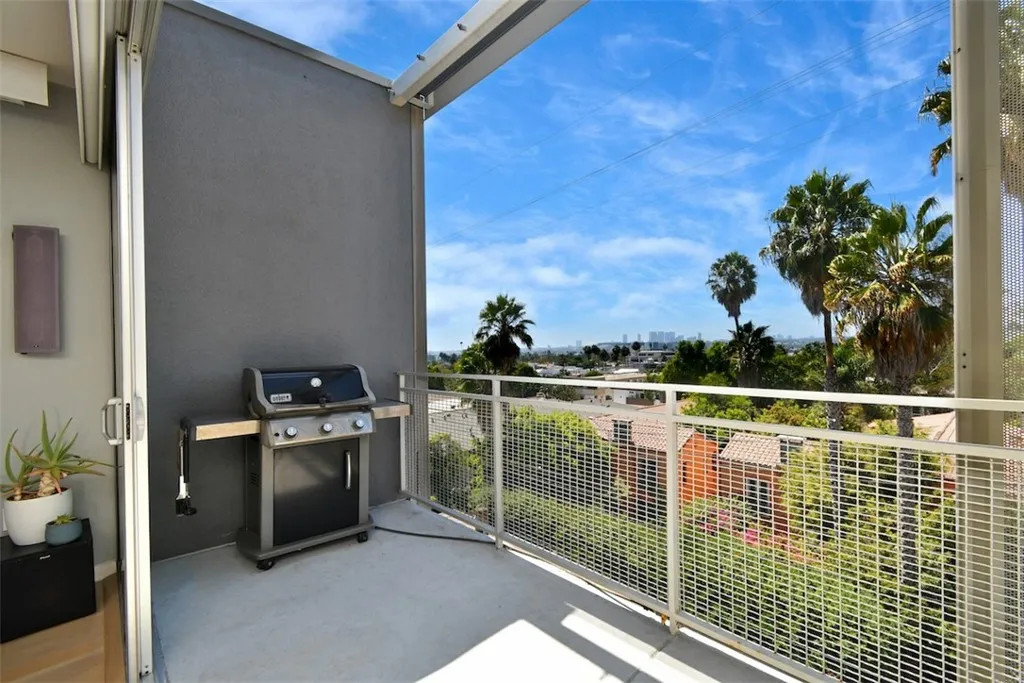 Los Angeles, California 90046, United States, 2 Bedrooms Bedrooms, ,3 BathroomsBathrooms,Residential,Active,211385