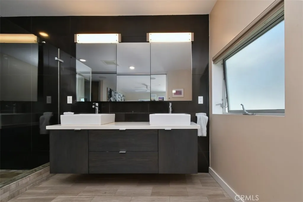 Los Angeles, California 90046, United States, 2 Bedrooms Bedrooms, ,3 BathroomsBathrooms,Residential,Active,211385