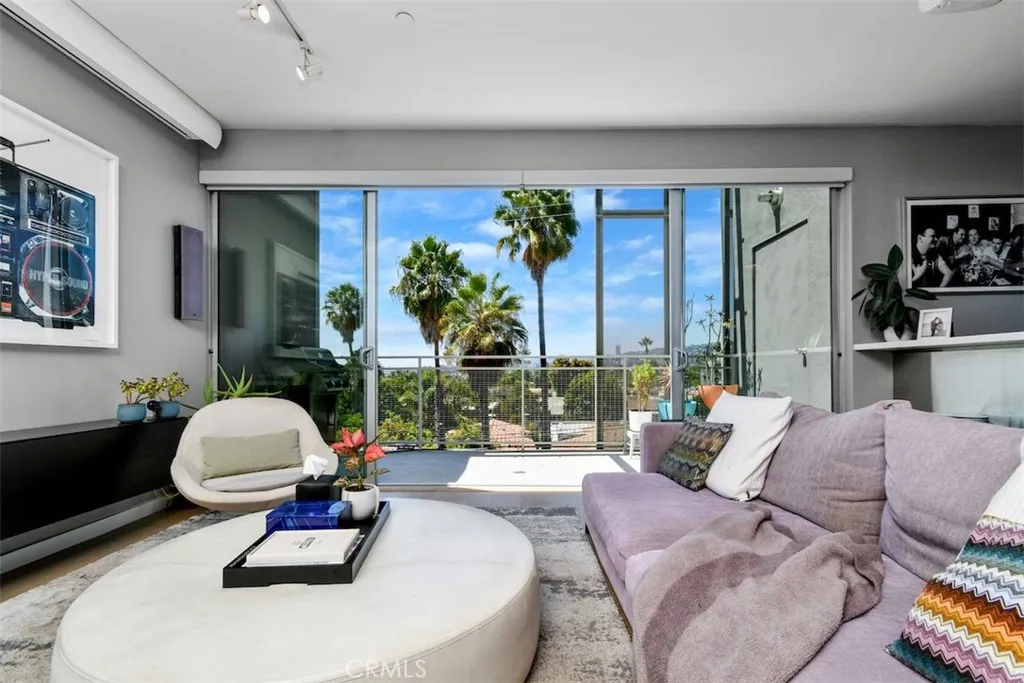 Los Angeles, California 90046, United States, 2 Bedrooms Bedrooms, ,3 BathroomsBathrooms,Residential,Active,211385