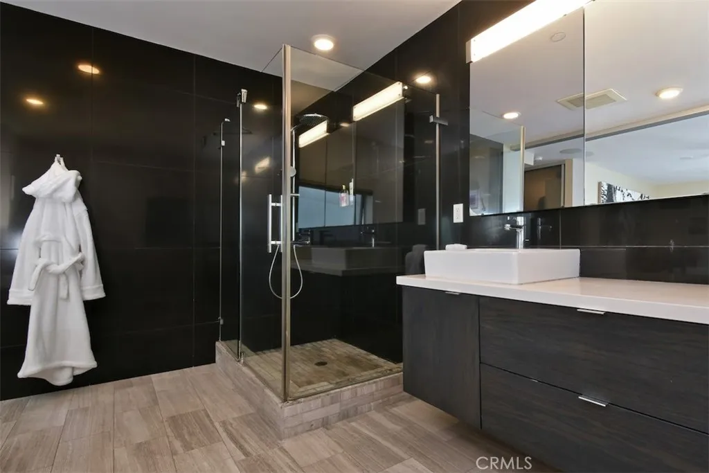 Los Angeles, California 90046, United States, 2 Bedrooms Bedrooms, ,3 BathroomsBathrooms,Residential,Active,211385