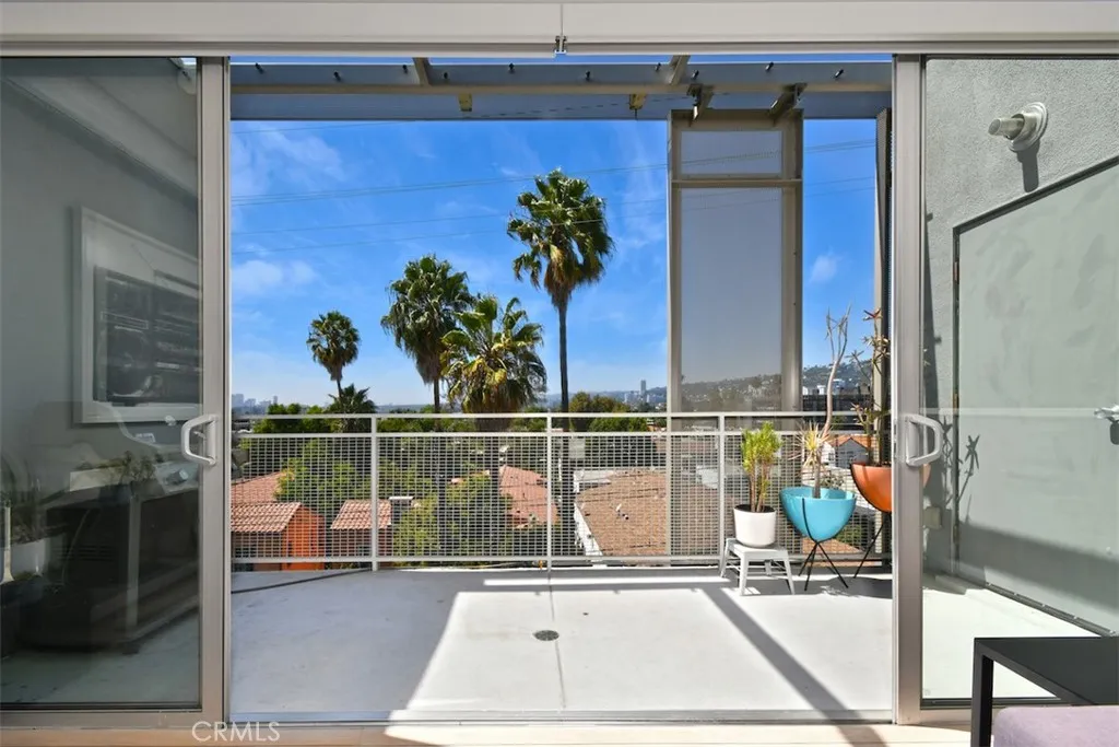 Los Angeles, California 90046, United States, 2 Bedrooms Bedrooms, ,3 BathroomsBathrooms,Residential,Active,211385