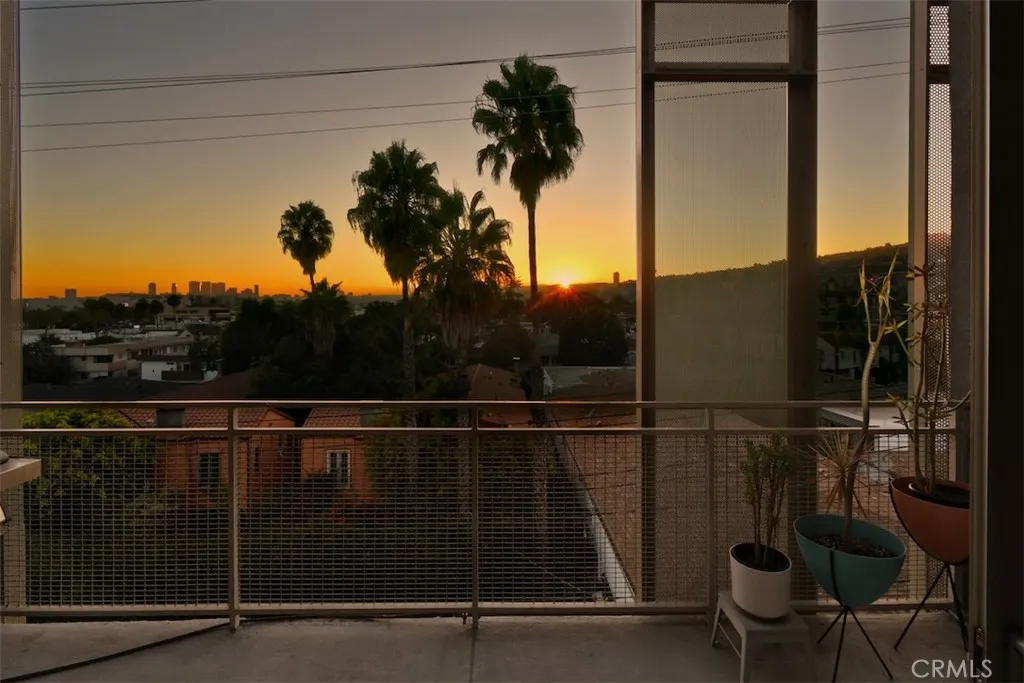 Los Angeles, California 90046, United States, 2 Bedrooms Bedrooms, ,3 BathroomsBathrooms,Residential,Active,211385