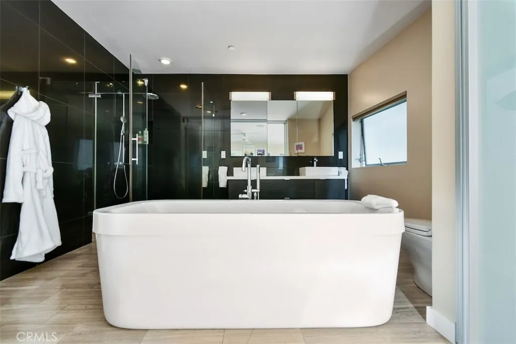 Los Angeles, California 90046, United States, 2 Bedrooms Bedrooms, ,3 BathroomsBathrooms,Residential,Active,211385