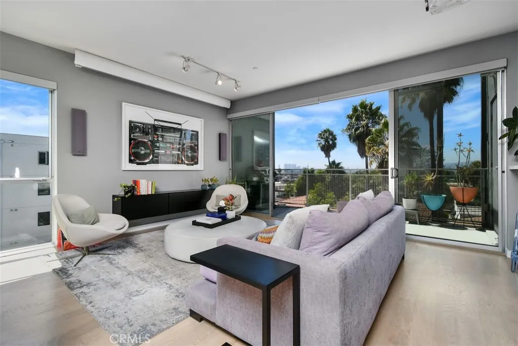 Los Angeles, California 90046, United States, 2 Bedrooms Bedrooms, ,3 BathroomsBathrooms,Residential,Active,211385