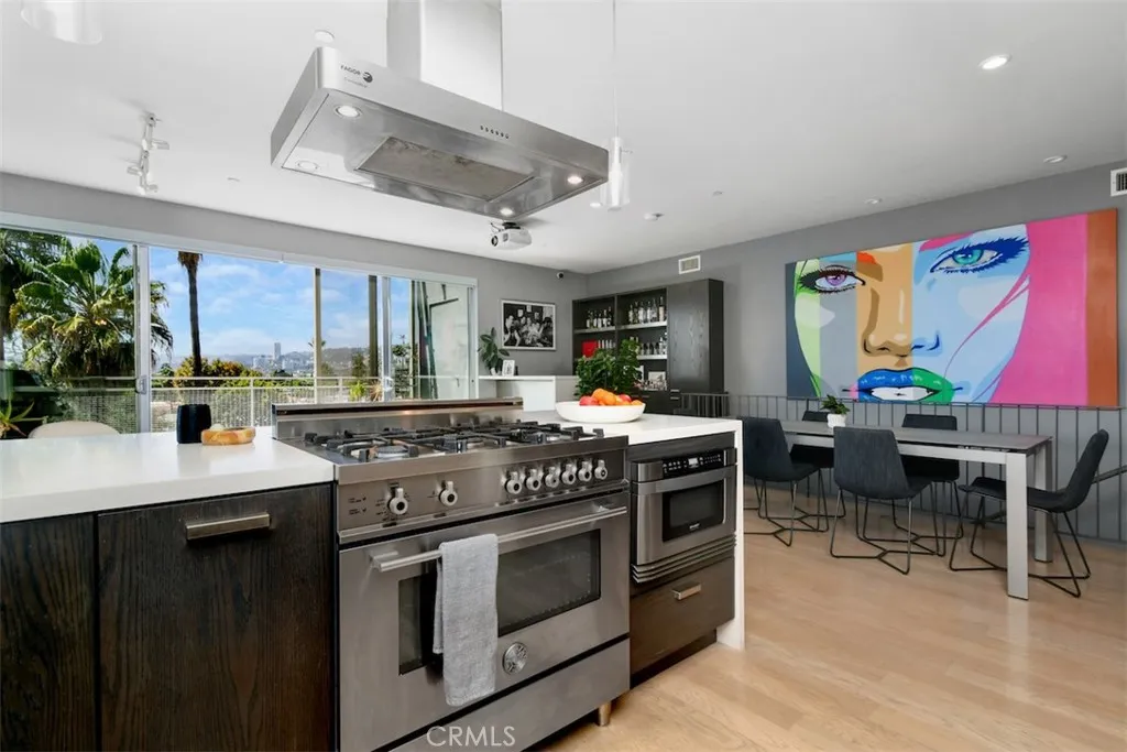 Los Angeles, California 90046, United States, 2 Bedrooms Bedrooms, ,3 BathroomsBathrooms,Residential,Active,211385