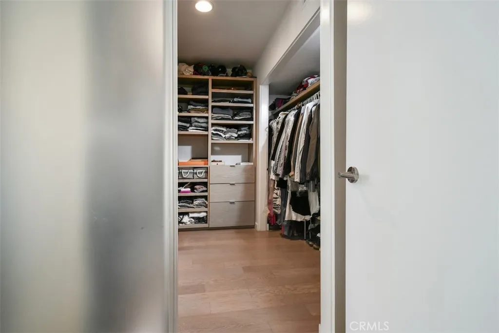 Los Angeles, California 90046, United States, 2 Bedrooms Bedrooms, ,3 BathroomsBathrooms,Residential,Active,211385