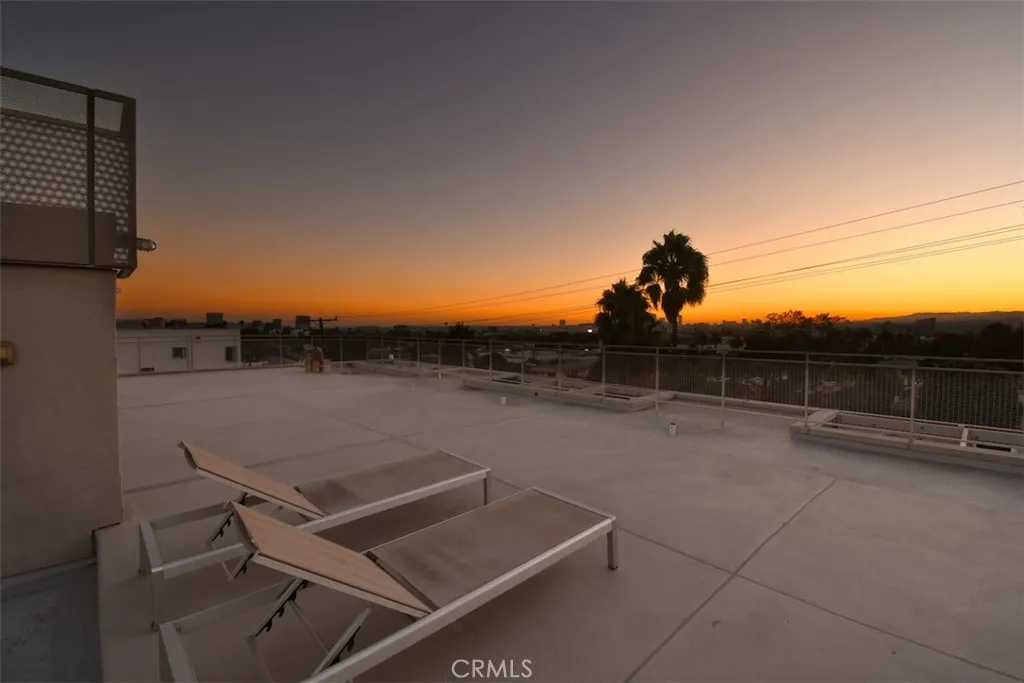 Los Angeles, California 90046, United States, 2 Bedrooms Bedrooms, ,3 BathroomsBathrooms,Residential,Active,211385