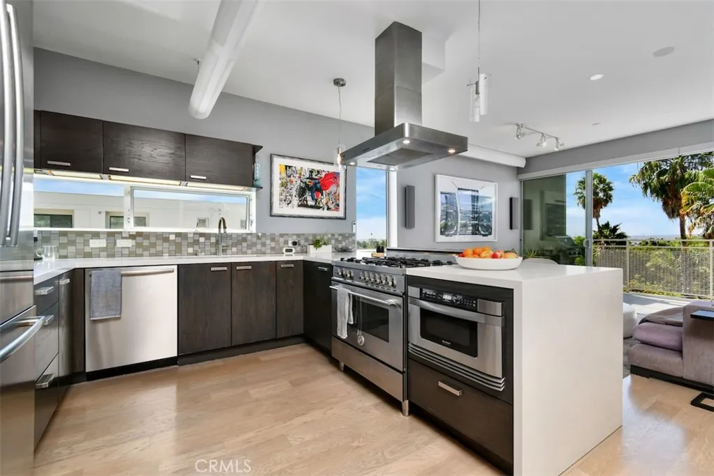 Los Angeles, California 90046, United States, 2 Bedrooms Bedrooms, ,3 BathroomsBathrooms,Residential,Active,211385