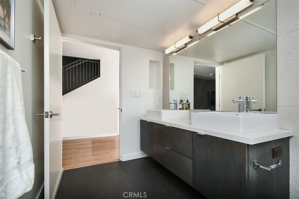 Los Angeles, California 90046, United States, 2 Bedrooms Bedrooms, ,3 BathroomsBathrooms,Residential,Active,211385