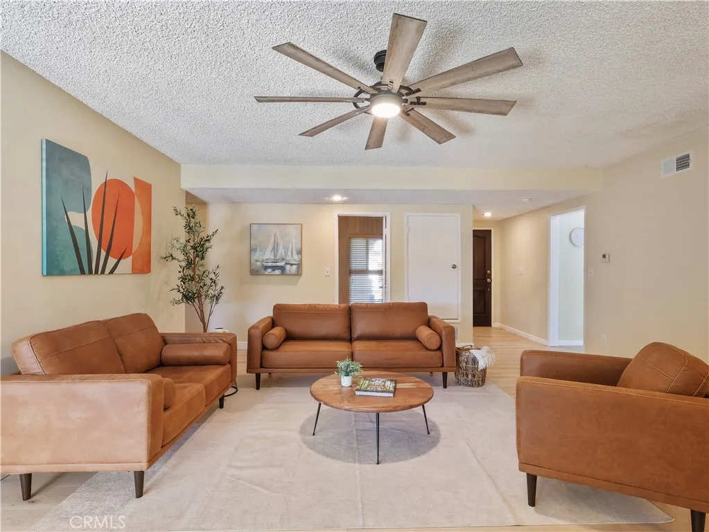 Van Nuys, California 91406, United States, 4 Bedrooms Bedrooms, ,2 BathroomsBathrooms,Residential,Pending,250218