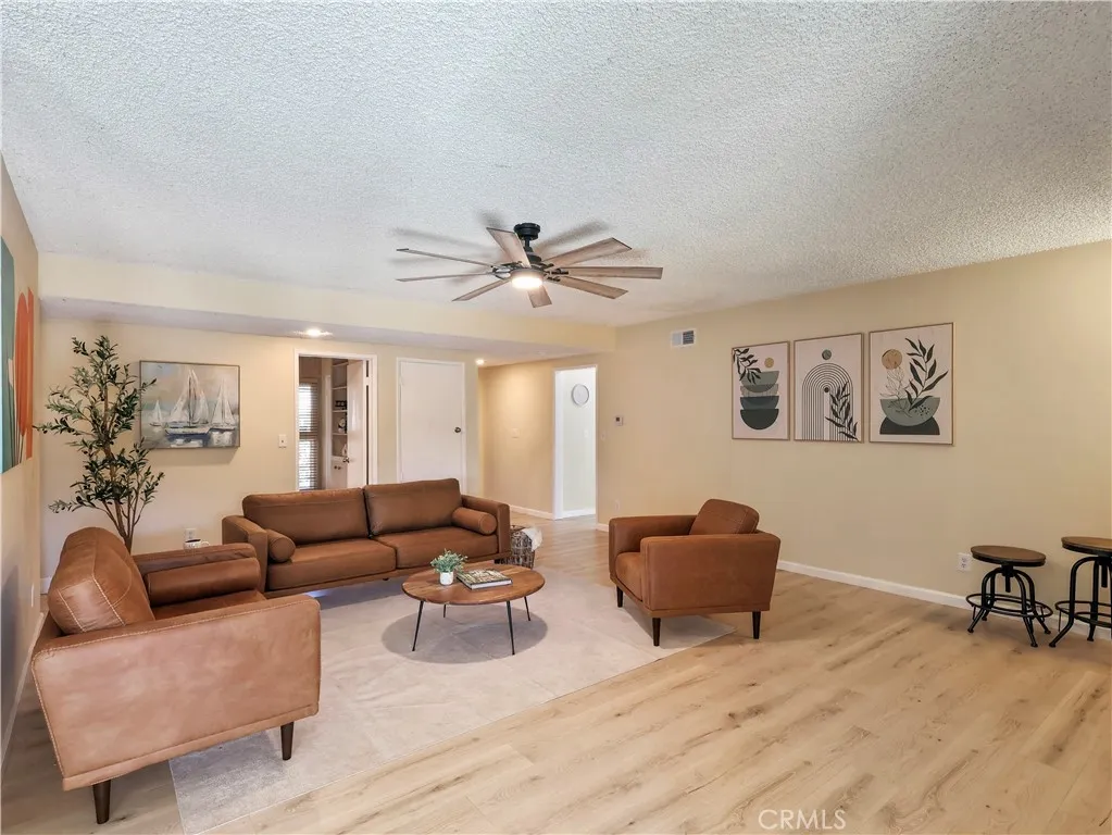 Van Nuys, California 91406, United States, 4 Bedrooms Bedrooms, ,2 BathroomsBathrooms,Residential,Pending,250218