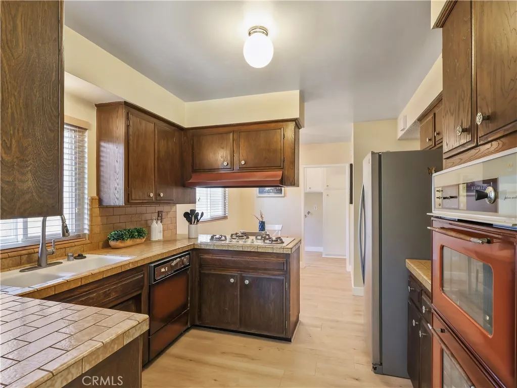 Van Nuys, California 91406, United States, 4 Bedrooms Bedrooms, ,2 BathroomsBathrooms,Residential,Pending,250218