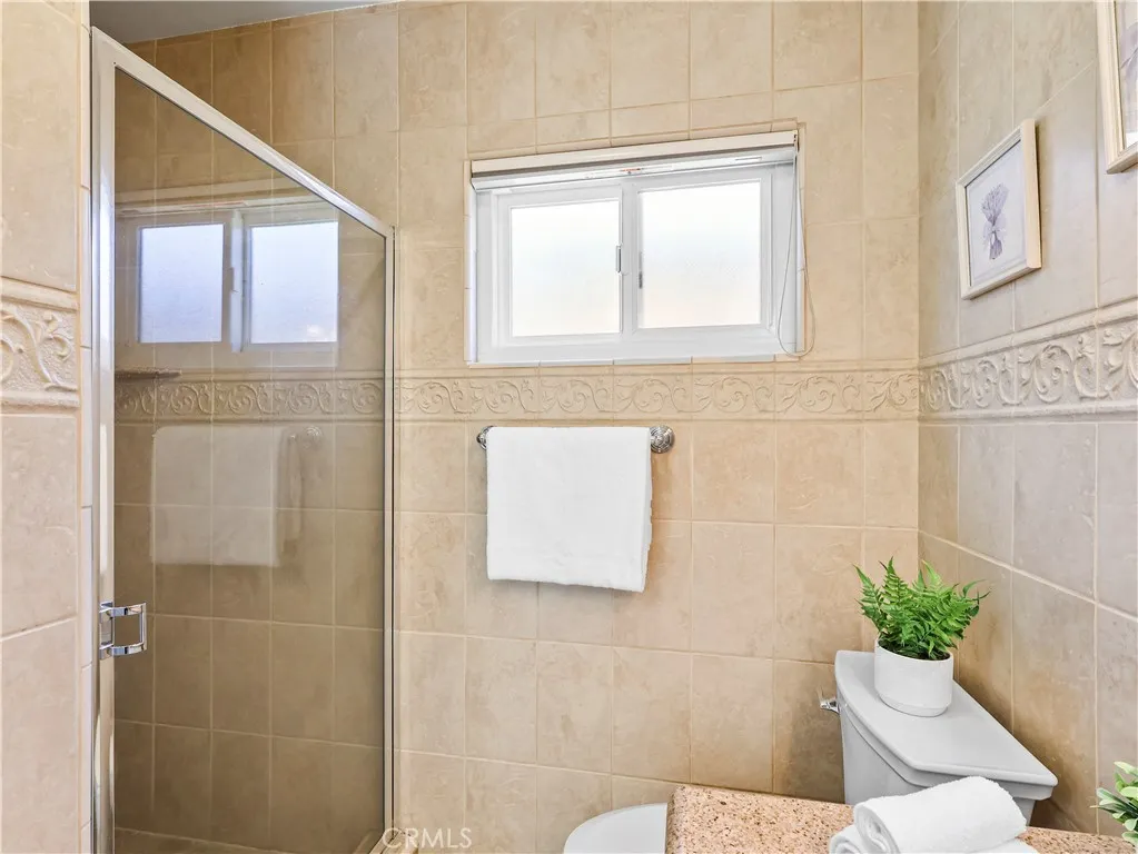 Van Nuys, California 91406, United States, 4 Bedrooms Bedrooms, ,2 BathroomsBathrooms,Residential,Pending,250218