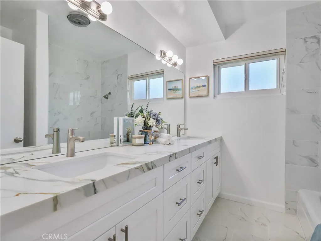 Van Nuys, California 91406, United States, 4 Bedrooms Bedrooms, ,2 BathroomsBathrooms,Residential,Pending,250218