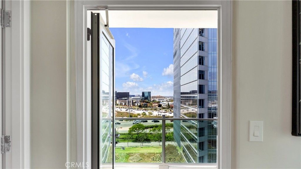 listing image 130729386645698761922