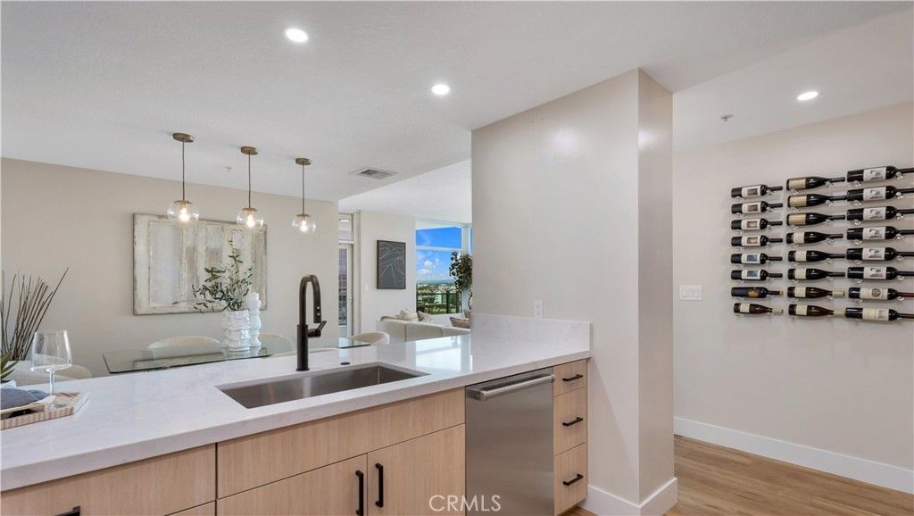 listing image 130729353446551325766