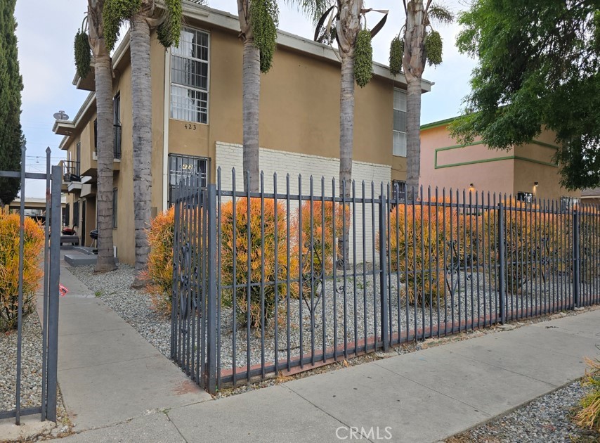 for Rent
1. 2nd floor: all
2. recent all remodeling
3.waterbill paid by Landlord
4. 2nd floor flat, Living Room ,Kitchen,3 Bedrooms and 1 Bathroom
5. Laminate wood flooring
6. Parking 1 Car for Carpot space
7. In-Unit washer & dryer
8. Granite counter tops
9. Window Blinds