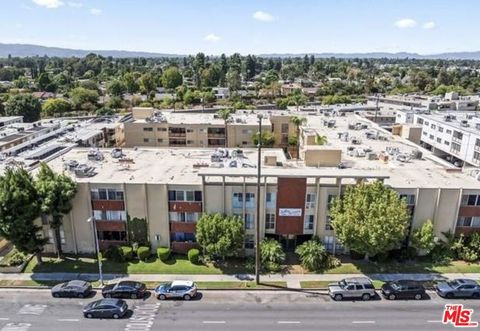 Photo of 6225 Coldwater Canyon Avenue #112, North Hollywood, CA 91606 (MLS # 26827705)