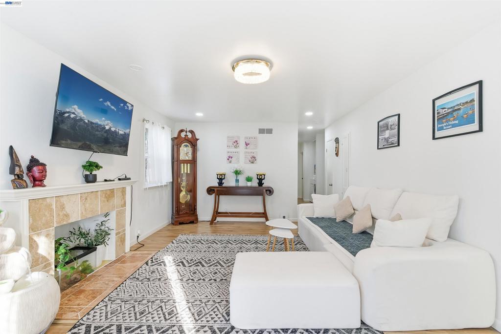 1382 Donna Street