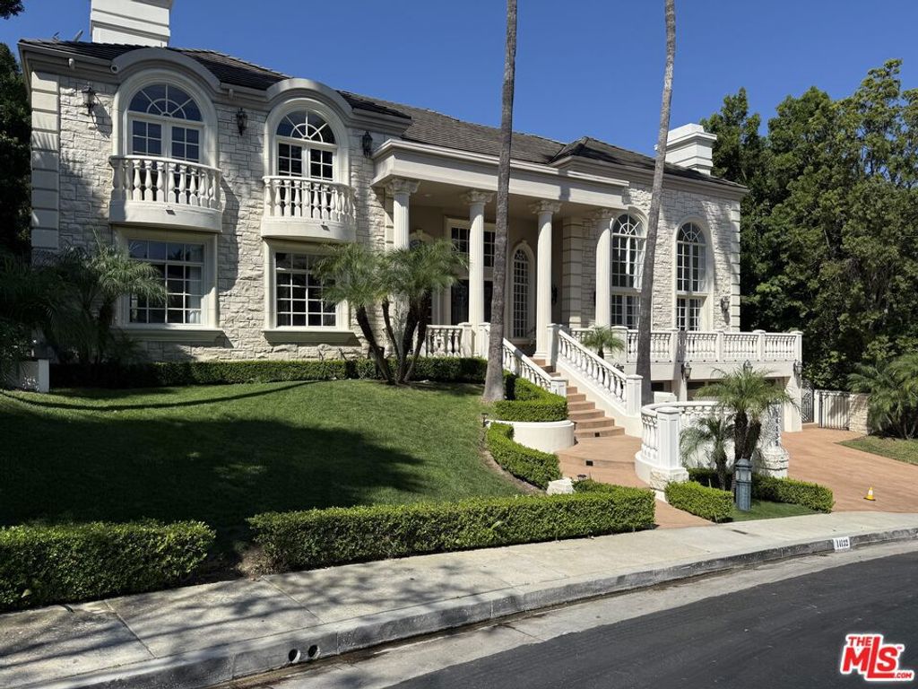 Photo of 14132 Beresford Road, Beverly Hills, CA 90210 (MLS # 26668725)