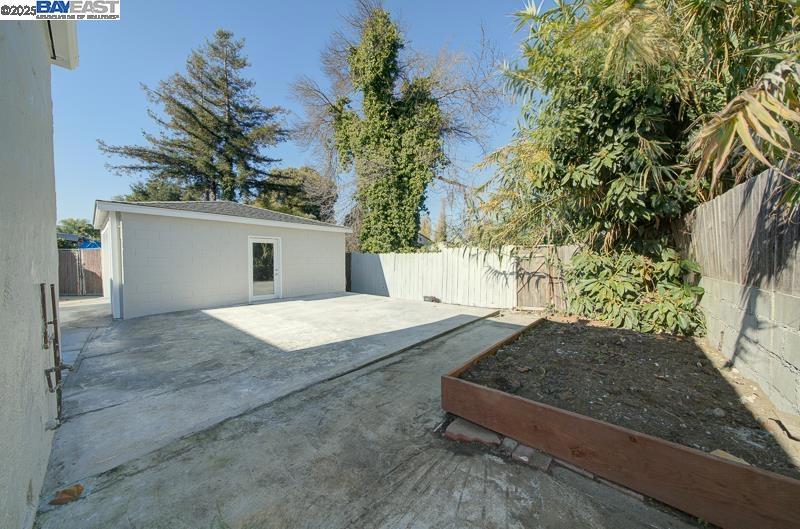 DAVIS EAST - Residential