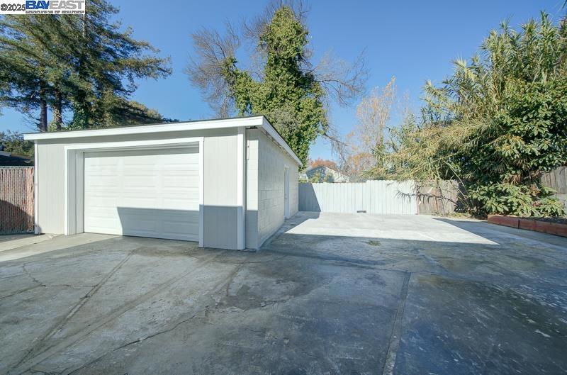 DAVIS EAST - Residential