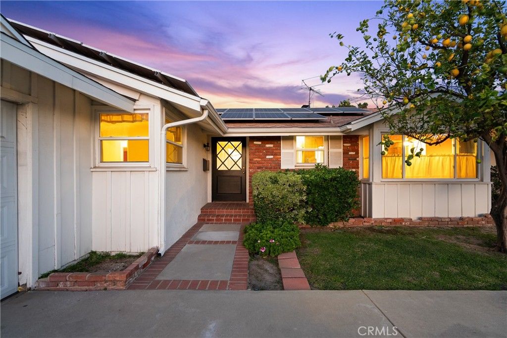 Photo of 9458 Ruffner Ave, Northridge, CA 91343 (MLS # SR26049505)