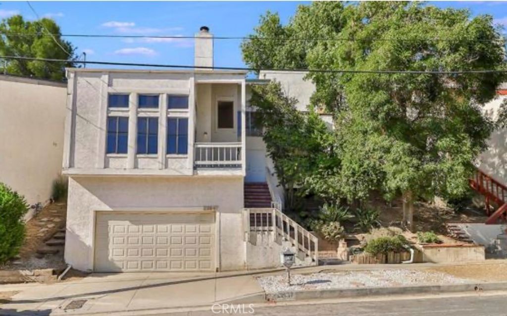 Photo of 22647 Margarita Dr, Woodland Hills, CA 91364 (MLS # SR26078728)