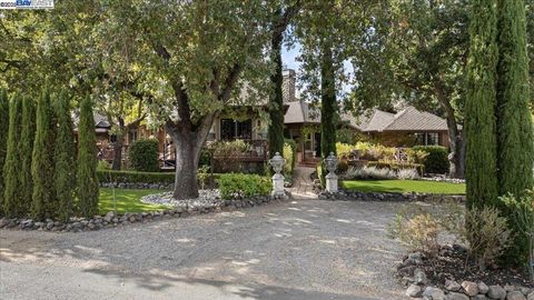Photo of 755 El Pintado Rd Rd, Danville, CA 94526 (MLS # 41115411)
