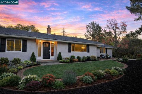 Photo of 8 Cherry Hills Court Ct, Lafayette, CA 94549 (MLS # 41132133)