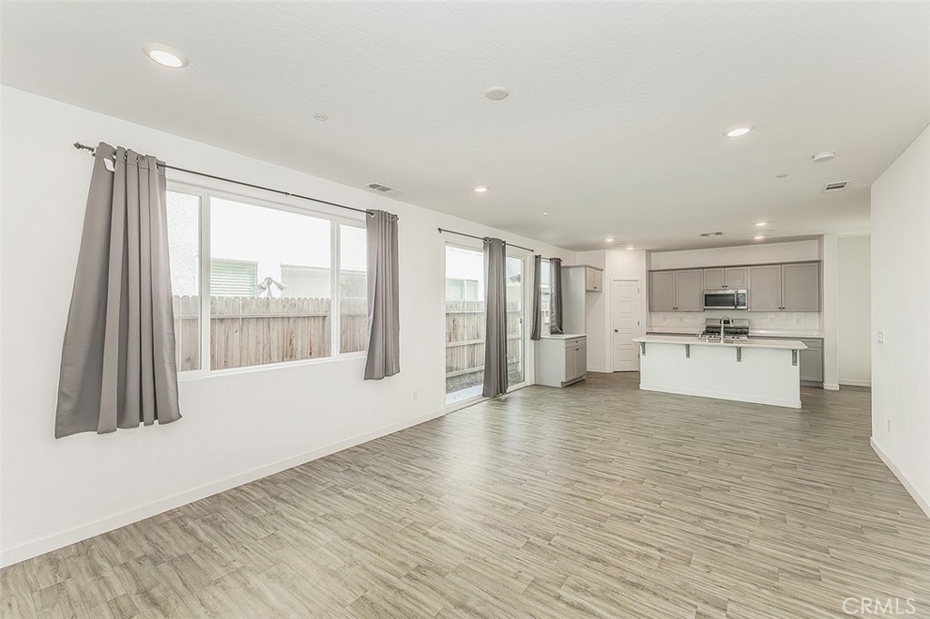 2844 N Vahe