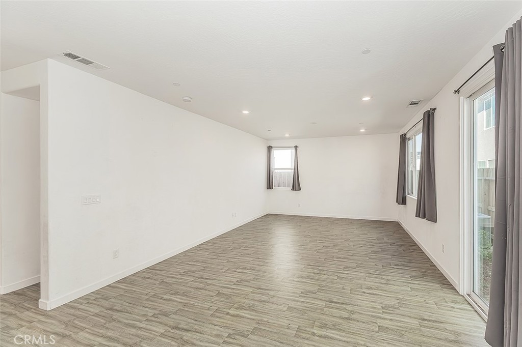 2844 N Vahe