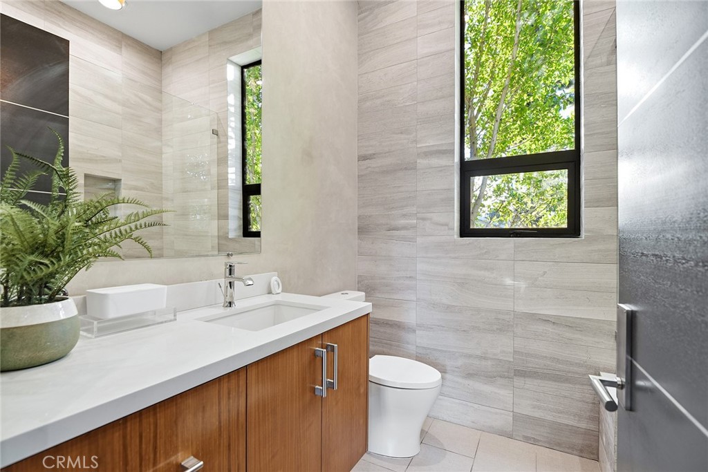 Encino, California, 91316, United States, 4 Bedrooms Bedrooms, ,5 BathroomsBathrooms,Residential,Active,2023419
