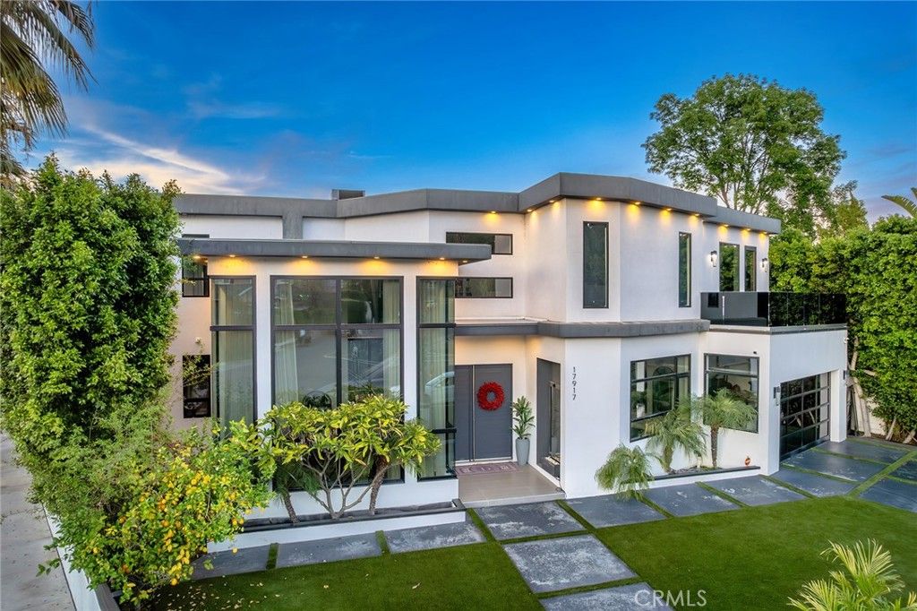 Photo of 17917 Valley Vista Boulevard, Encino, CA 91316 (MLS # SR26046261)