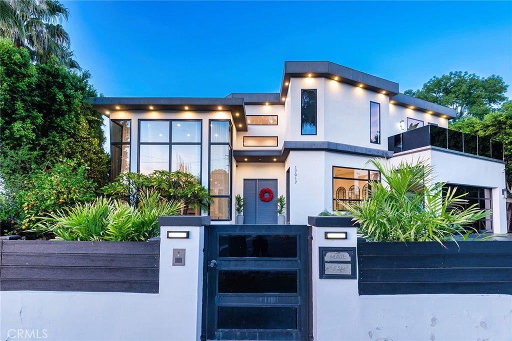 Photo of 17917 Valley Vista Boulevard, Encino, CA 91316 (MLS # SR26046261)