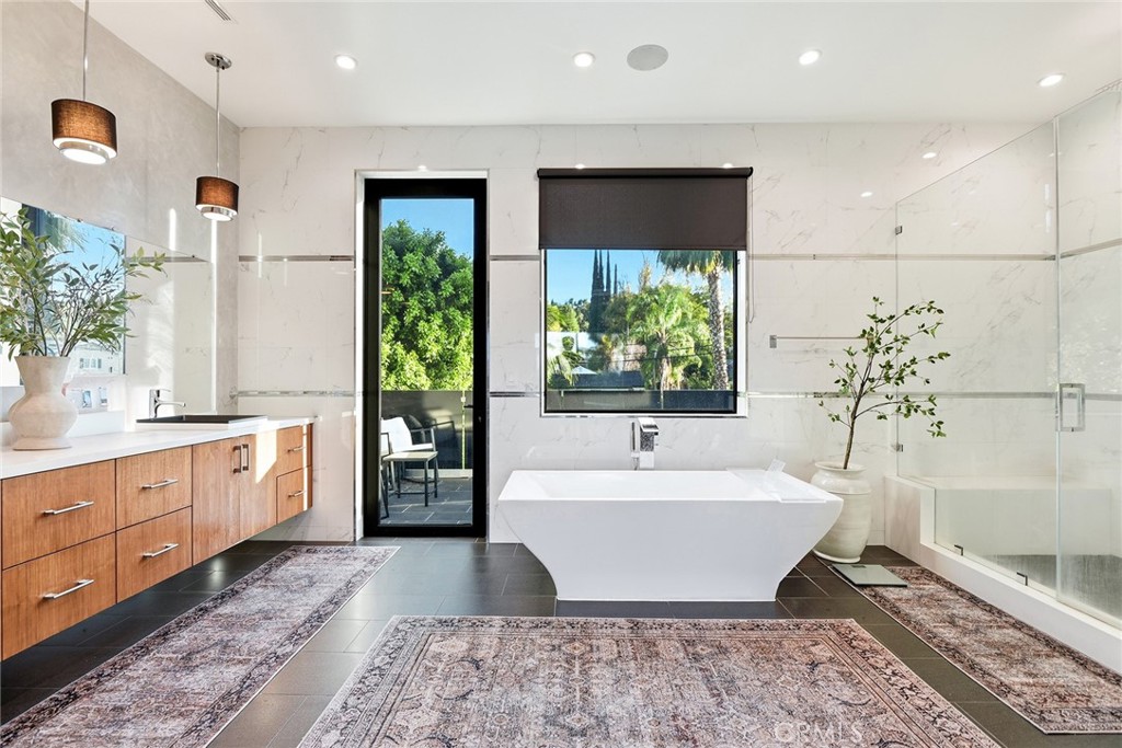 Encino, California, 91316, United States, 4 Bedrooms Bedrooms, ,5 BathroomsBathrooms,Residential,Active,2023419