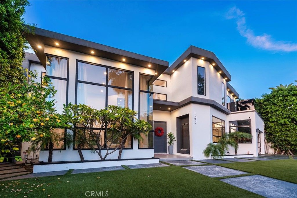 Photo of 17917 Valley Vista Boulevard, Encino, CA 91316 (MLS # SR26046261)