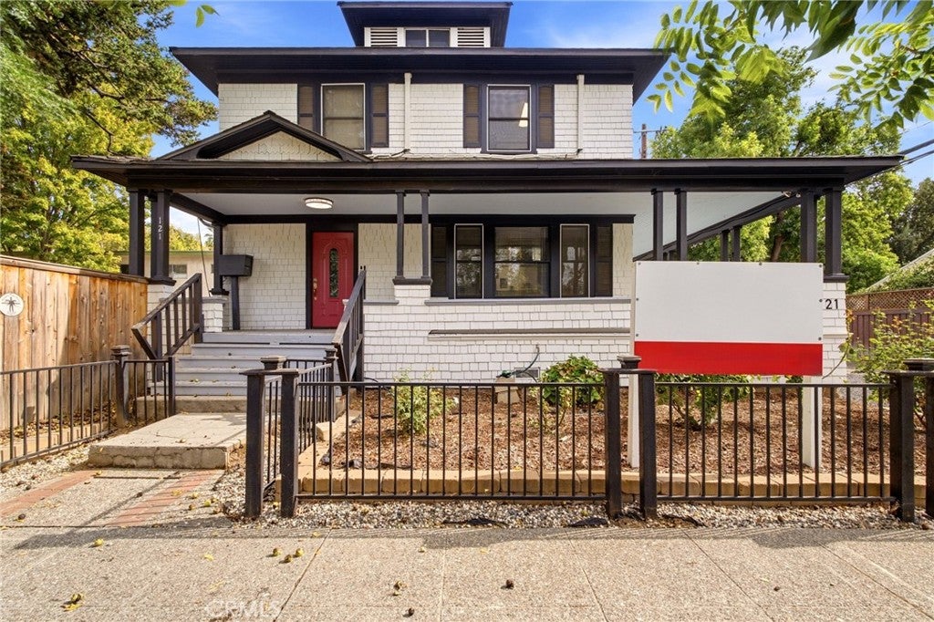 121 W 1st