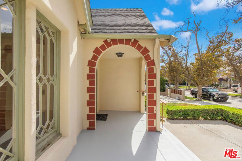 Photo of 614 S Orange Drive, Los Angeles, CA 90036 (MLS # 25584399)