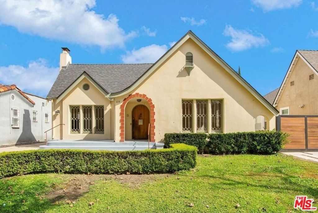 Photo of 614 S Orange Drive, Los Angeles, CA 90036 (MLS # 25584399)