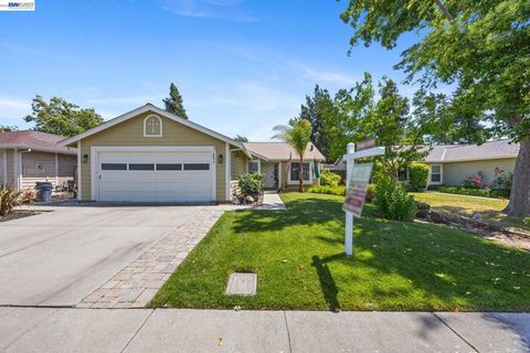 Photo of 3877 Silver Oaks Way WAY, Livermore, CA 94550 (MLS # 41135480)
