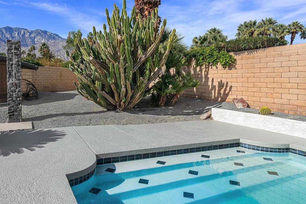 Los Compadres - Residential